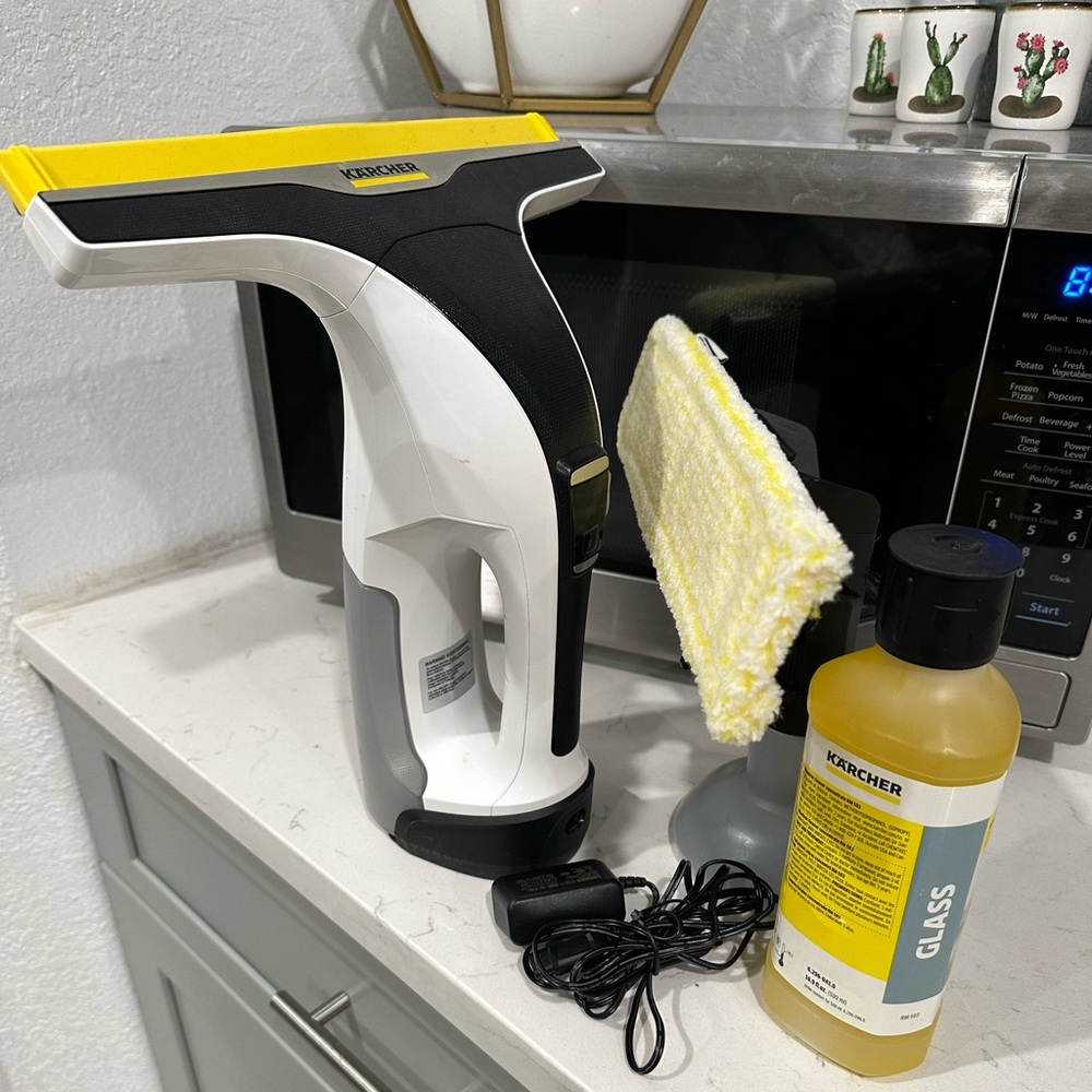 Electric window squeegee and window cleaner